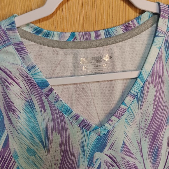 Reel Legends 1X Freeline Blue Purple Feather Pattern Athletic V-Neck Blouse - Picture 4 of 6